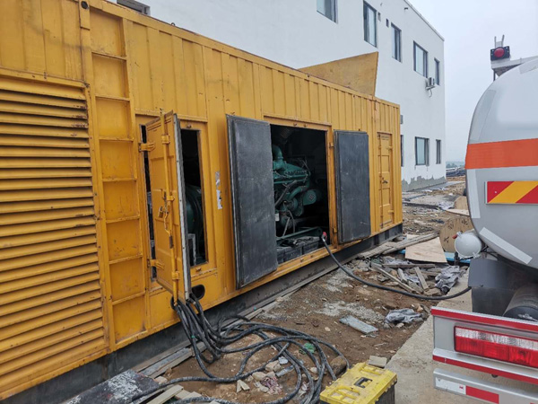 鹤峰如何在发电机出租合同中约定设备的维修和保养责任？